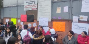 Padres de familia de la Técnica 1 colapsan el bulevar; hay un problema de pornografía infantil