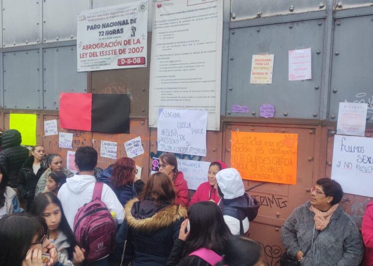 Padres de familia de la Técnica 1 colapsan el bulevar; hay un problema de pornografía infantil