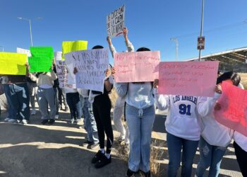 Estudiantes preparatorianos y papás bloquearon vialidad Siglo XXI; demandan puente peatonal