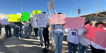 Estudiantes preparatorianos y papás bloquearon vialidad Siglo XXI; demandan puente peatonal