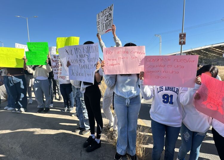Estudiantes preparatorianos y papás bloquearon vialidad Siglo XXI; demandan puente peatonal