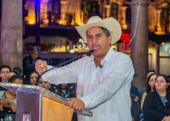 Ejecutan al alcalde de Uruapan, Carlos Alberto Manzo, en el “Festival de las Velas”