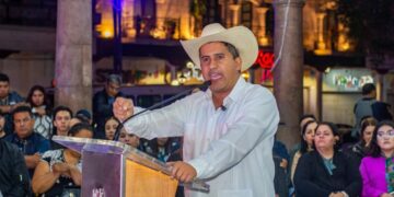 Ejecutan al alcalde de Uruapan, Carlos Alberto Manzo, en el “Festival de las Velas”