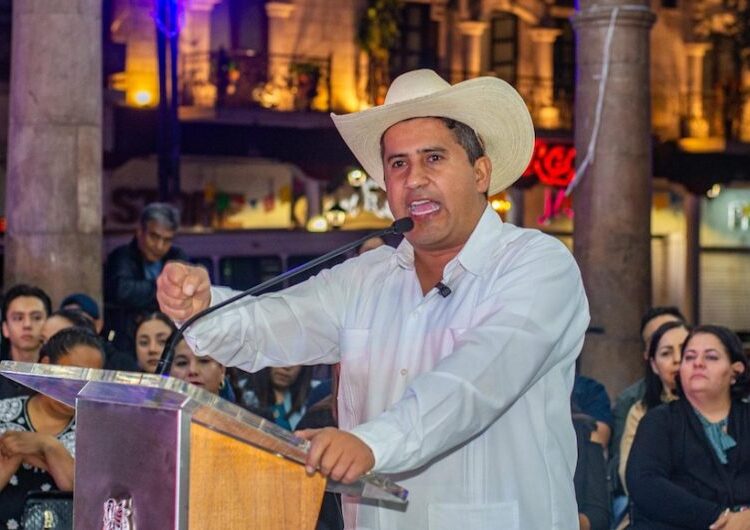 Ejecutan al alcalde de Uruapan, Carlos Alberto Manzo, en el “Festival de las Velas”