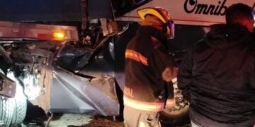 choque frontal entre Omnibus y un tracto camión deja un muerto y 10 lesionados