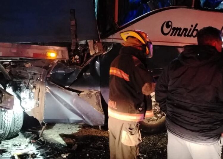 choque frontal entre Omnibus y un tracto camión deja un muerto y 10 lesionados
