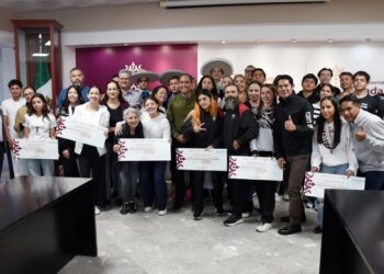 Pepe Saldívar entrega becas y estímulos económicos a deportistas guadalupenses