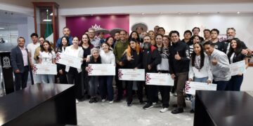 Pepe Saldívar entrega becas y estímulos económicos a deportistas guadalupenses