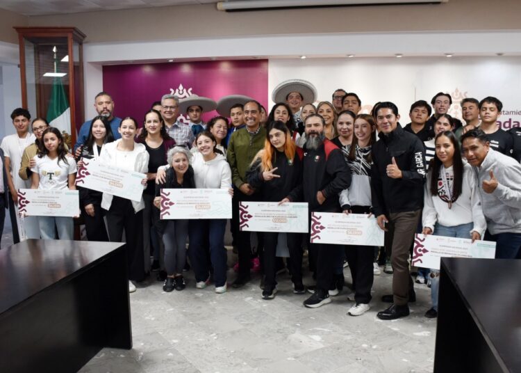 Pepe Saldívar entrega becas y estímulos económicos a deportistas guadalupenses