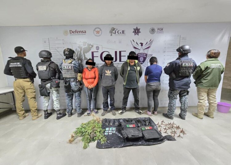 Detienen a 4 jaliscienses con armas y droga y resguardan a 4 menores de edad