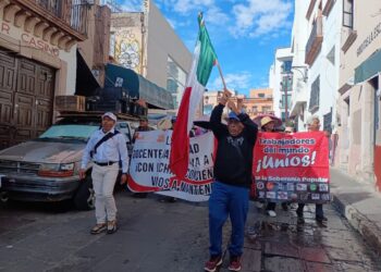 A tres semanas de paro magisterial, maestros del SNTE marchan ante sordera gubernamental