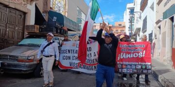 A tres semanas de paro magisterial, maestros del SNTE marchan ante sordera gubernamental