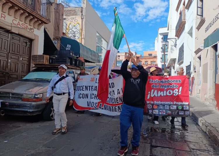 A tres semanas de paro magisterial, maestros del SNTE marchan ante sordera gubernamental