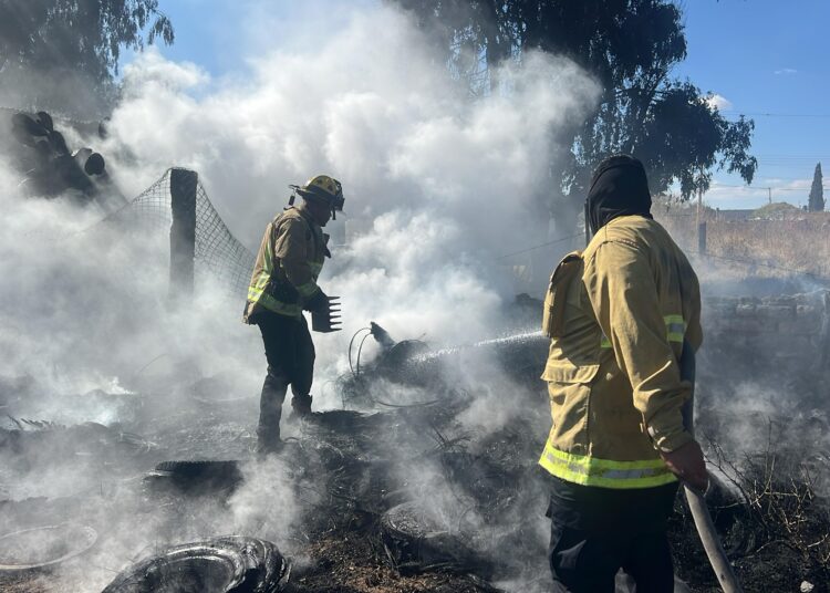 Controlan incendio en depósito de llantas en la comunidad Francisco I Madero