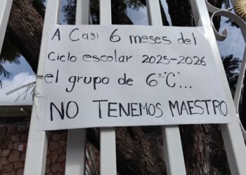 Padres de familia exigen reinstalación de maestro cesado