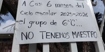 Padres de familia exigen reinstalación de maestro cesado