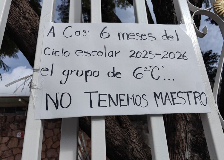 Padres de familia exigen reinstalación de maestro cesado