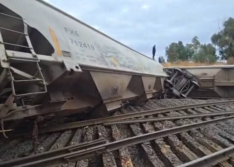 Por enésima vez, se descarrila tren en Tránsito pesado; 8 vagones quedaron fuera de la vía