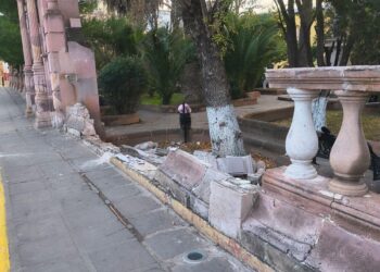 Conductor impacta su vehículo en el Jardín de la Madre