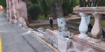 Conductor impacta su vehículo en el Jardín de la Madre