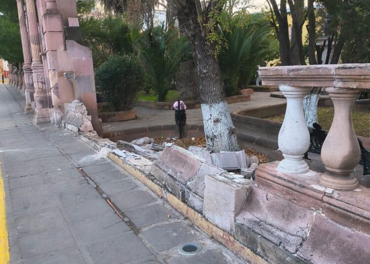 Conductor impacta su vehículo en el Jardín de la Madre