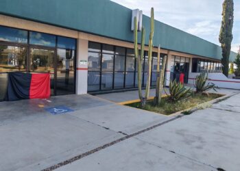 Trabajadores bloquean rectoría de la UTZAC