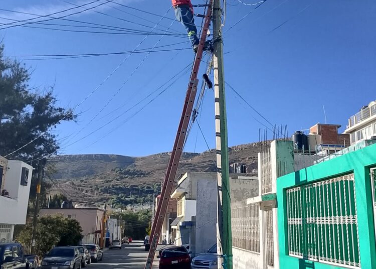 Limpieza y mantenimiento de luminarias en 11 colonias de Guadalupe