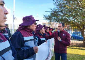 Entrega Pepe Saldívar 200 uniformes a trabajadores de Servicios Públicos