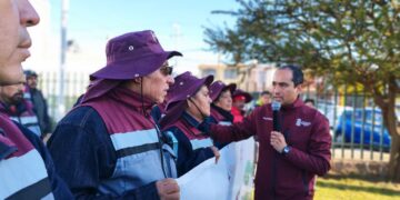 Entrega Pepe Saldívar 200 uniformes a trabajadores de Servicios Públicos