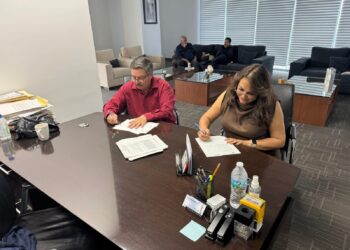 Cede gobierno a presión y firma acuerdo de adeudos pendientes con sindicato de Salud