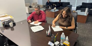 Cede gobierno a presión y firma acuerdo de adeudos pendientes con sindicato de Salud