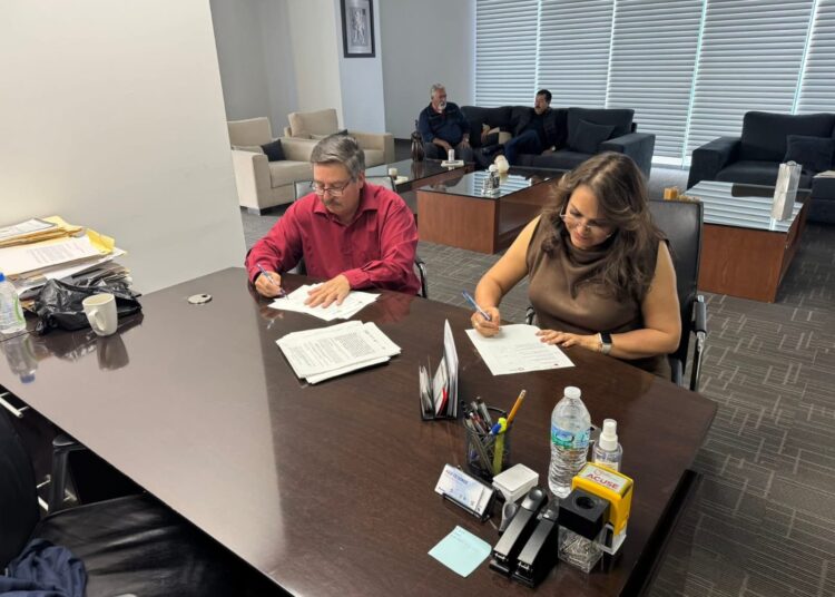 Cede gobierno a presión y firma acuerdo de adeudos pendientes con sindicato de Salud