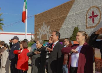 El alcalde de Guadalupe, Pepe Saldívar, encabeza la ceremonia del Día de la Bandera