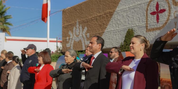 El alcalde de Guadalupe, Pepe Saldívar, encabeza la ceremonia del Día de la Bandera