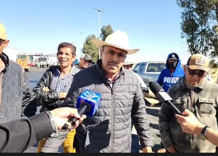 Pequeños productores de Frijol toman caseta de peaje Calera; no les reciben producto