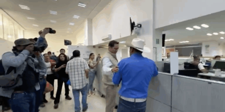 Hartazgo de frioleros desemboca en bloqueo en el bulevar, SAT, Bienestar