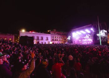 Pausa en la protesta y actuación de Los Fabulosos Cadillacs