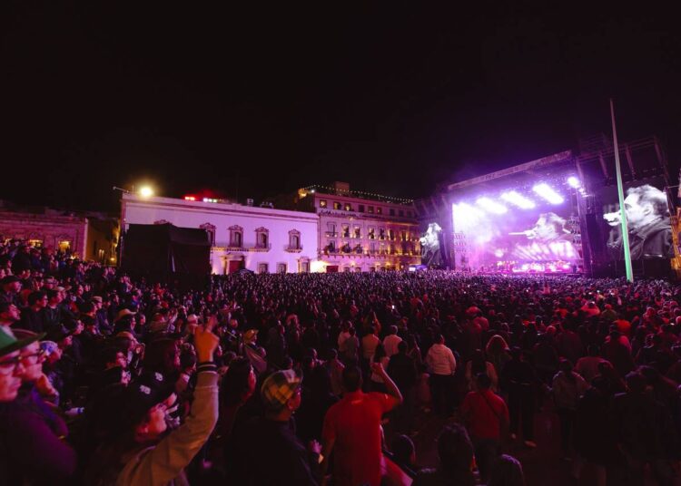 Pausa en la protesta y actuación de Los Fabulosos Cadillacs