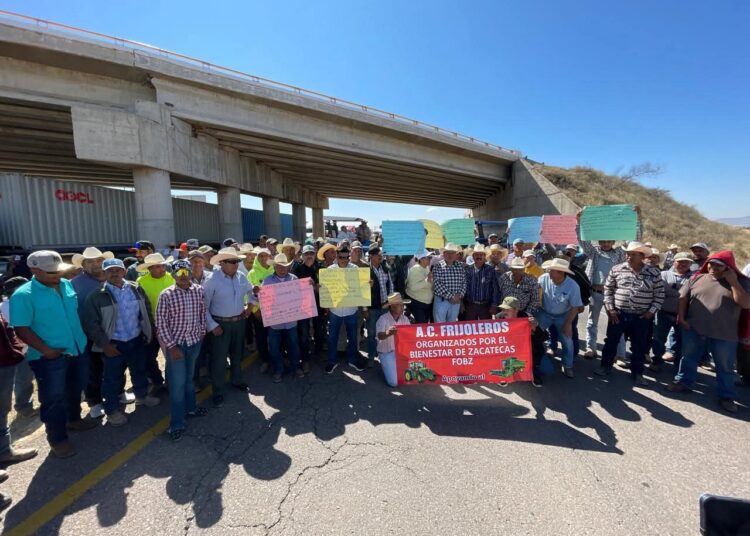 Productores de Frijol bloquen nuevamente carreteras; ahora será permanente