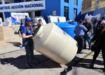 La diputada Noemí Luna apoya a 125 familias con la entrega de 180 productos en la capital