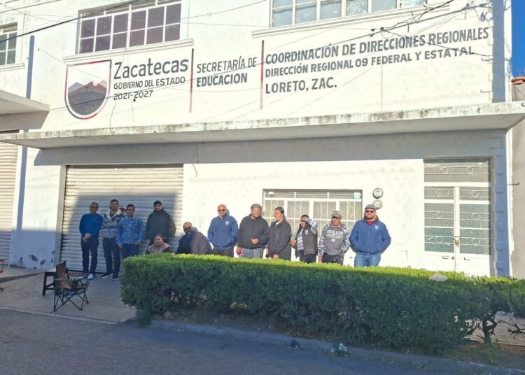 Maestros de Loreto bloquean instalaciones regionales, en demanda de pago de adeudos