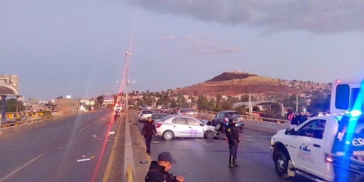 Autos particulares, patrullas, transporte escolar, se accidentan en carambola en el bulevar