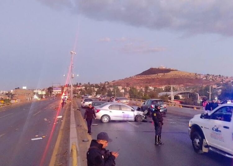 Autos particulares, patrullas, transporte escolar, se accidentan en carambola en el bulevar