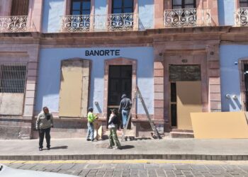 Comerciantes protegen fachadas de sus negocios, ante posibles agresiones de la marcha del 8M