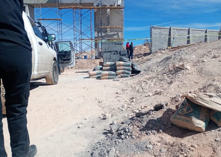 Muere joven albañil al colapsar una barda