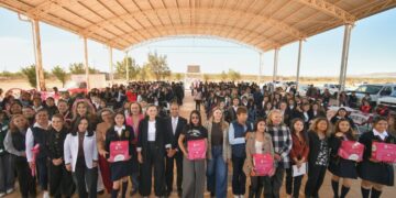 Alcalde guadalupense entrega kits para un ciclo menstrual digno en prepa Torres Bodet
