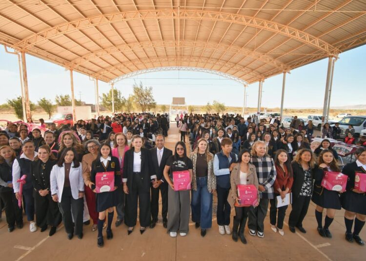 Alcalde guadalupense entrega kits para un ciclo menstrual digno en prepa Torres Bodet