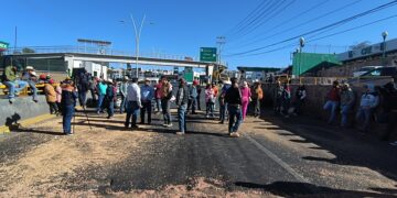 Productores riegan frijol en el bulevar metropolitano y lo bloquean otra vez