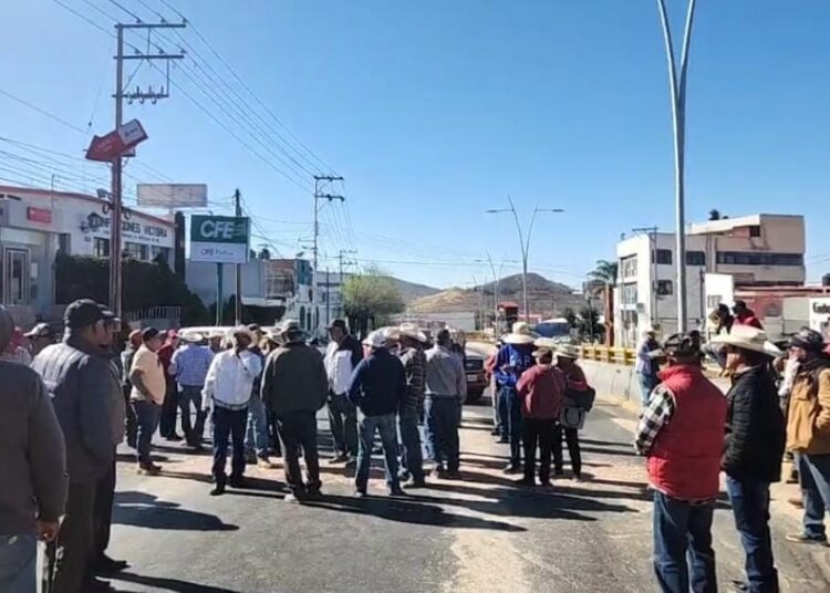 Tercer día de caos vial en Zacatecas; frijoleros exigen que se abran centros de acopio