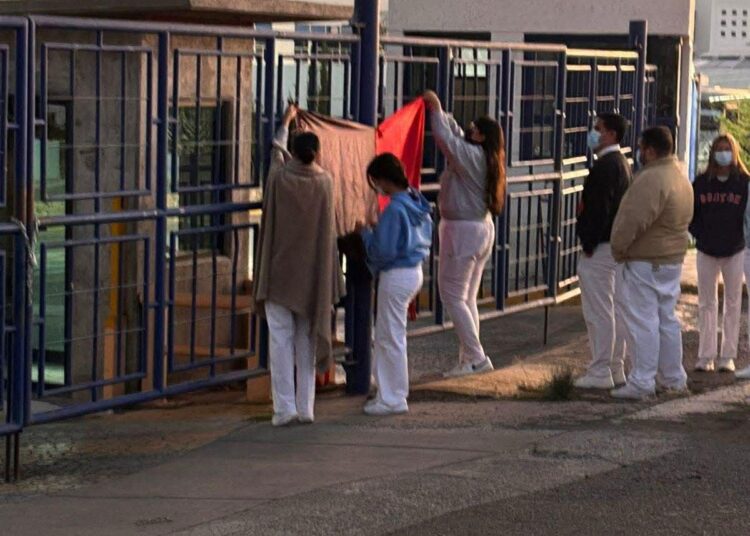 Estudiantes de Medicina UAZ bloquean campus universitario y logran remoción de maestro